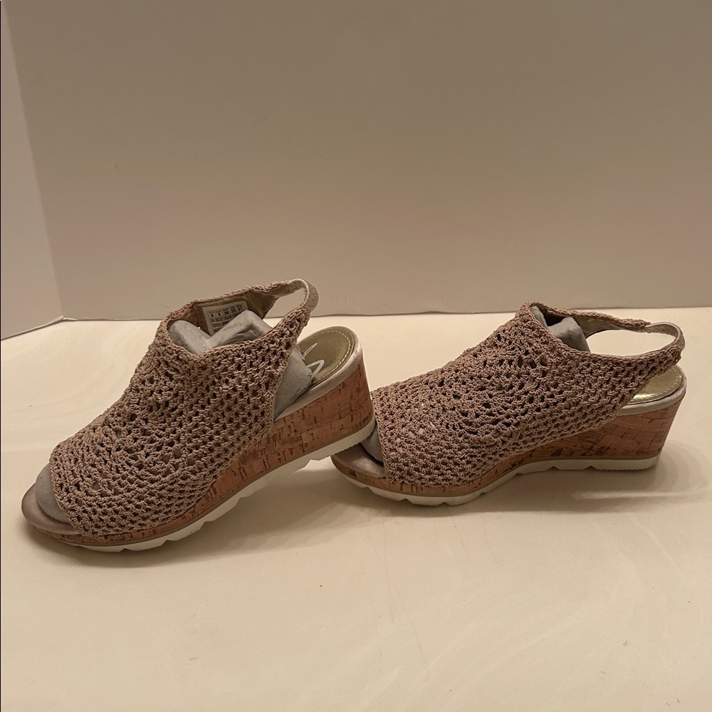 Skechers Crochet Peep-Toe Slingback Sandals in Taupe. Size 8.5